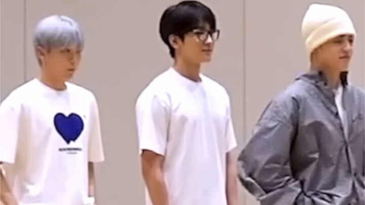 ตอนอายุ 26 เขาเต้นเพลง World และตอนอายุ 27 เขาเต้นเพลง Super มีไอดอลรุ่นพี่คนไหนที่ขยันขนาดนี้