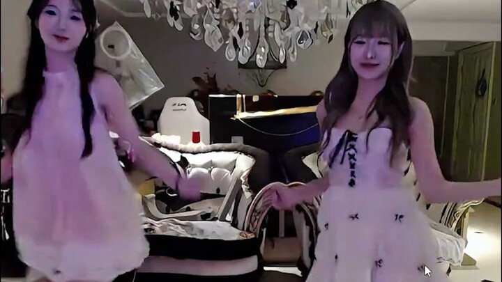 阿芙和周敢敢再次做客大姿庄园，上演惩罚局，白丝姿态上线！万坤就享福吧！