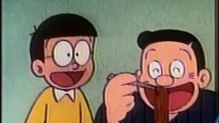 Nobita memberi makan ayahnya mie yang dia keluarkan, yang merupakan sikap berbakti!