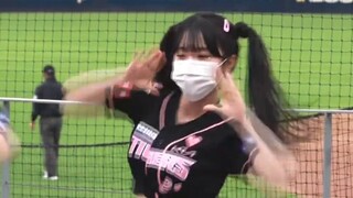 Cute Dahui dances to 'Pretty Savage' in 4K
