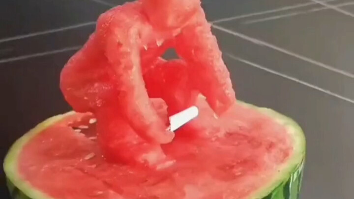 حان موسم تناول البطيخ مجددًا، والعباقرة يرفعون تجربة أكله إلى آفاق جديدة!