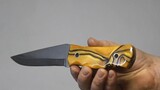 Seorang pengrajin membuat pisau yang indah