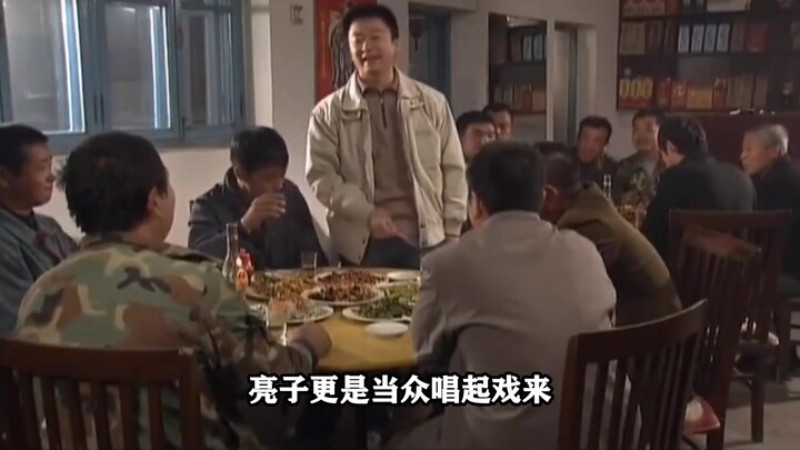 استغل المحاسب صلة القرابة بينه وبين مدير المصنع ليخصم رواتب الفلاحين بشكل تعسفي، فما كان من العمال إ