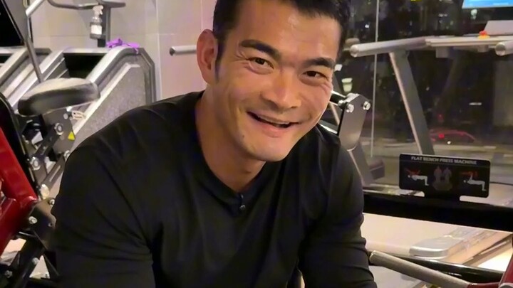 Đến Trùng Khánh rồi, chỉ dám tập gym vào buổi tối thôi. May quá, chẳng gặp ai sinh sau năm 1980, cuố