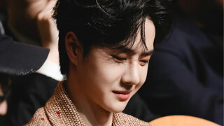 Lucu sekali, gadis kecil di belakang Yibo juga melompat-lompat~