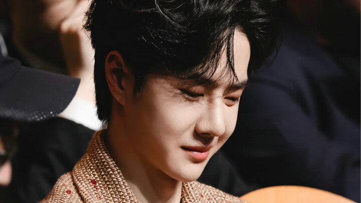 Lucu sekali, gadis kecil di belakang Yibo juga melompat-lompat~