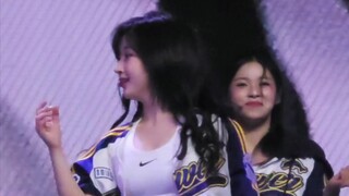 猫儿的假发片掉了被1滑铲扔飞后23狂笑