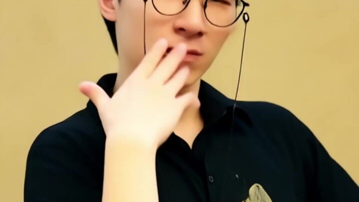 المعلم المشعوذ يعتمد على الهزّة