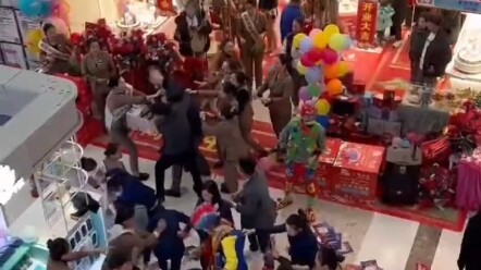 ทีมเหลือง VS ทีมฟ้า ที่ห้างสรรพสินค้าว่านต๋า เมืองปินโจว มณฑลซานตง ผลแพ้ชนะยังสูสี