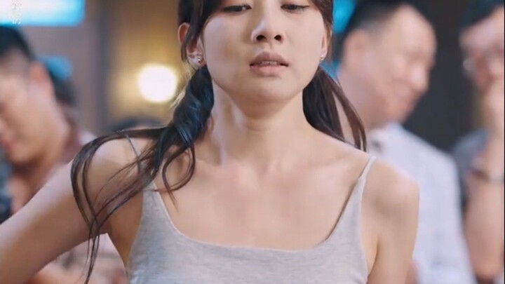 女孩去玩扎金花，输的连裤衩都不剩，已经没有本钱的她，只能脱一件抵1万块，就在他即将脱下安全裤时，哥哥出现了....#以千入局