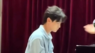 田栩宁弹钢琴