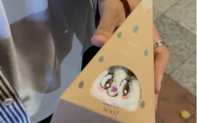 Aku juga dapat hadiah yang disiapkan pacarku, benar-benar romantis banget!