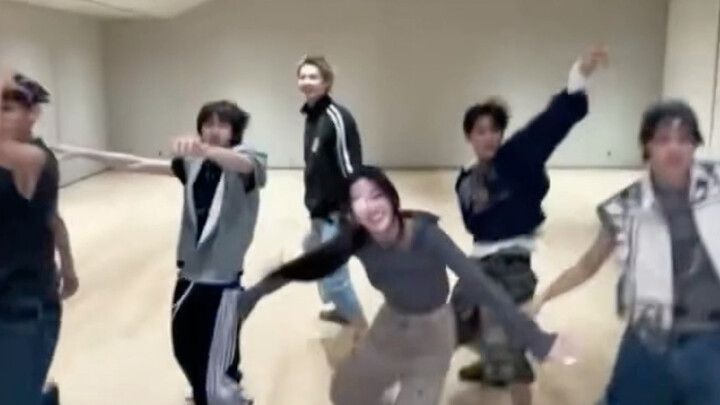 The only female idol under HYBE who interacts with the most male idols…