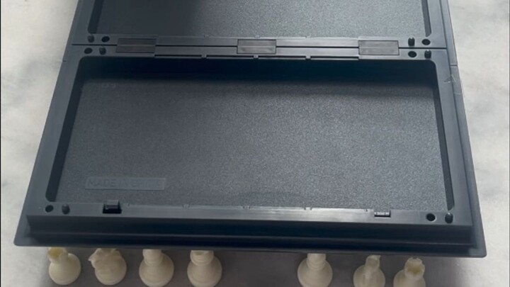 شطرنج، لكن حركات القطع تُحدَّد وفقًا للتعليق الذي يحصل على أكبر عدد من الإعجابات (اليوم الرابع)