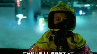 男人不顾一家人的阻拦，向对面大楼跳去。