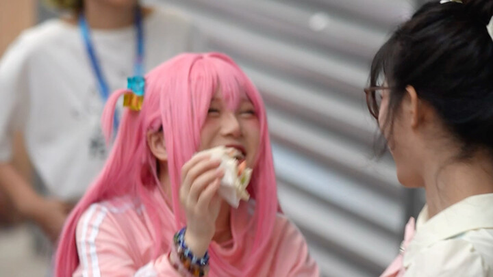 Fish gives Sanwei a sandwich to eat.