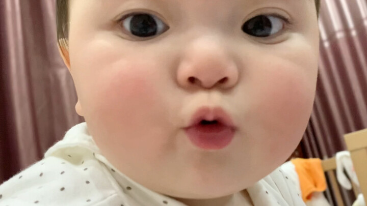 Secretly taking my mom's phone to shoot a vlog