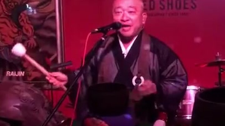 พระนักดนตรีร็อก We Will Rock You (เวอร์ชันสด)