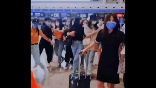 Tôi nhớ có lần Reba sợ hãi, người Asi tập hợp anh ấy thành một vòng tròn và dắt nhau đến cổng lên má