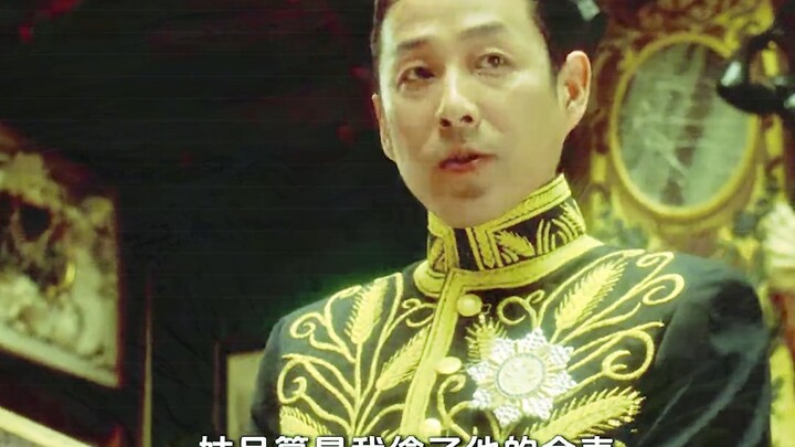 رجل يترك عن عمد ساعة جيب من الذهب الخالص.