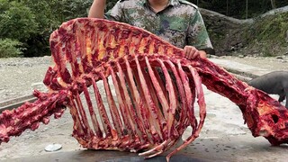 Dengan 50 yuan, saya membeli kerangka penuh yak dari rumah tetangga, lalu membuat sepanci sup tulang