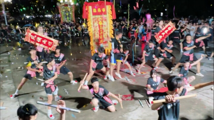 Jieyang Xianqiao Yingge Troupe’s Electric Rain-Soaked Street Practice Highlights