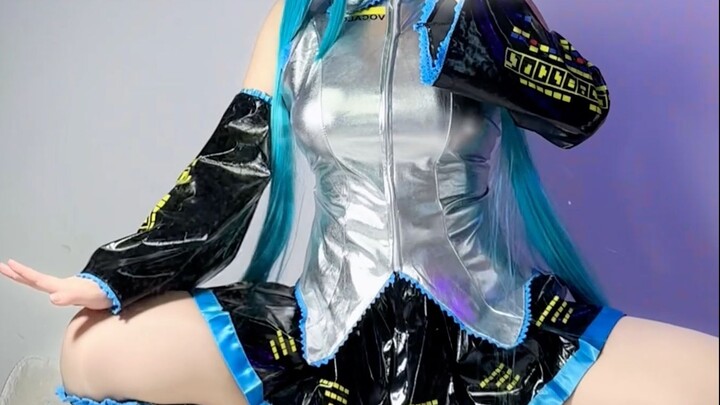 到海南啦！新买了好看的游衣！明天在泳池直播哦！