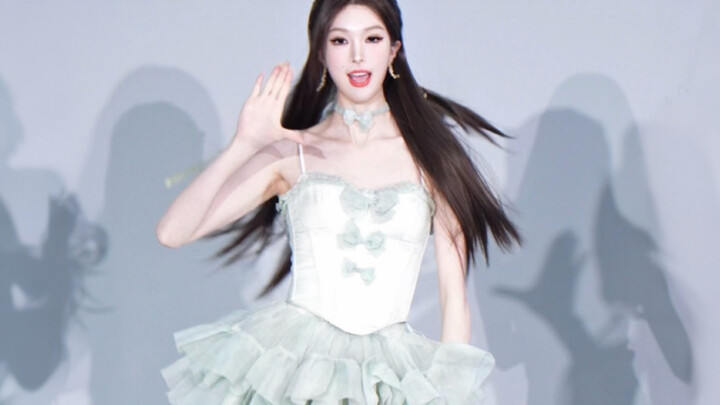 Whose mint mini cake has escaped 🩵 | Short Hair - AOA