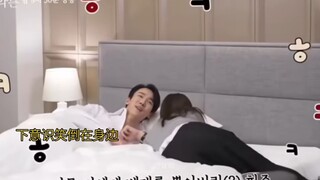 好甜！下意识笑倒在身边！原来盖被子是临场发挥！现在拨打的电话