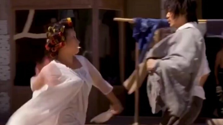 Adegan ikonik dalam film dan drama yang tercipta akibat kesalahan para aktor: Si nenek penjual roti 