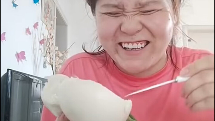 Food connoisseur Ms. Guo Beibei raves about gourmet cuisine on live stream.