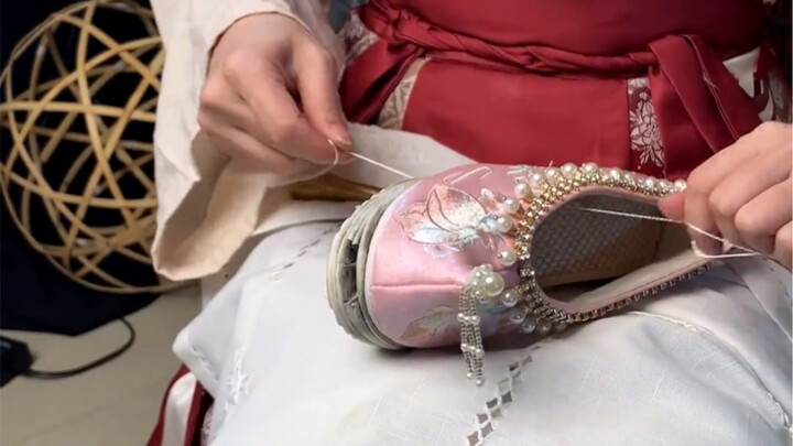 Ada banyak hal yang tak bisa dijelaskan oleh Tuan Istana, misalnya mengapa Zhan Niang tiba-tiba jadi