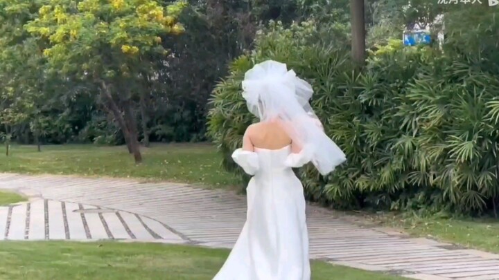 Begitu mendengar Shen Yue memanggil “Weng Xiaowen”, aku langsung tak kuasa menahan air mata.