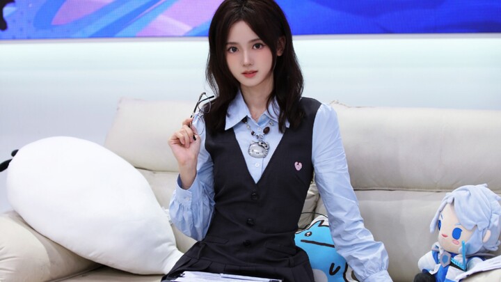 ลิ่งเอ๋อร์ขาสวยใส่รองเท้าส้นสูง ตอนท้ายสวมแว่นตาดูมีเสน่ห์สุดๆ