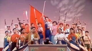 京剧怎样表现在水中搏斗的场面？请看革命现代京剧《磐石湾》中最后一段武戏