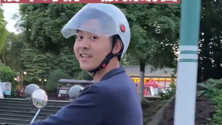 The owner of the electric car suddenly tilted his head, and the driver behind him knew at a glance t