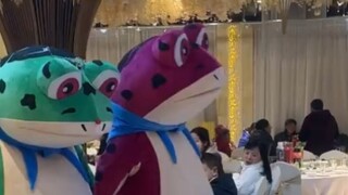 ญาติ : เจ้าบ่าวเจ้าสาวอยู่ไหน? พ่อแม่: กบเต้นรำสองตัวนั้นคือ…