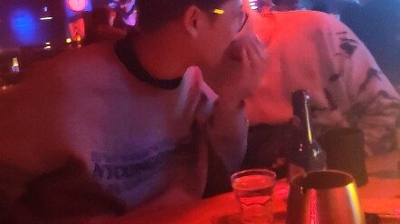 هكذا بدا طالب دراسات عليا من جامعة 985 في أول زيارة له للبار