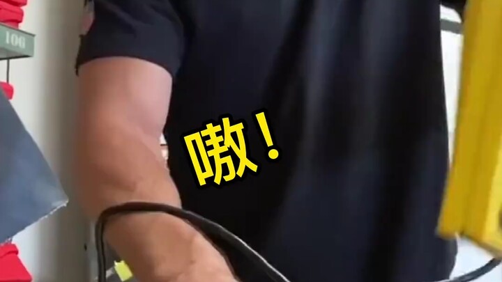 رجل في الخارج يتظاهر بأن مسمارًا قد غُرز في يده ثم يستنجد بزوجته.