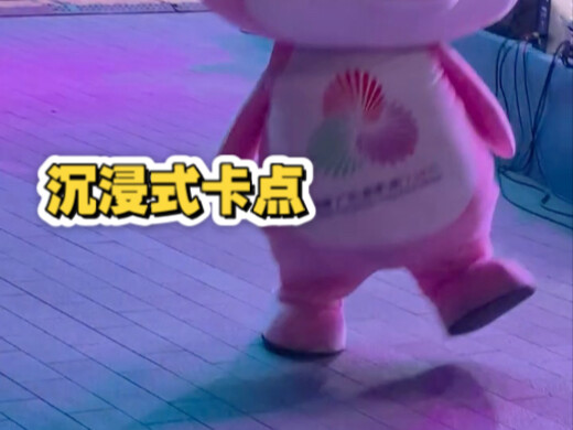 لا عجب أنه "الدجاجة ملكة الرقص"، توقيت الحركات مريح جدًا، رقص بارع جدًا، بل وأبدع في ابتكار خطوات رق