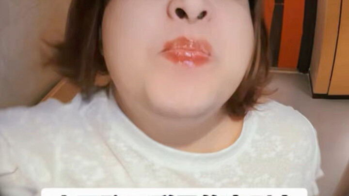 นักแสดงตลกในกลุ่มแชทของหมู่บ้าน
