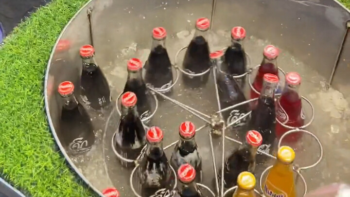 Makanan Thailand: Hanya dengan sedikit mengocok, es krim cola siap! Es krim cola ajaib