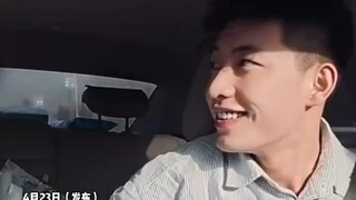 山东，“看！女孩子的快乐就是这么简单”，男生车里等女友，女友拉开车门瞬间就被“夸夸夸”还收到“爱的惊喜”，“这相互给予的情绪价值真的太美好了