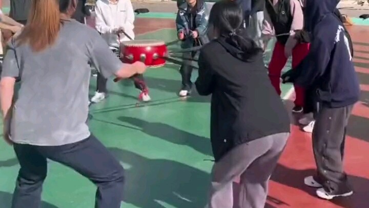 During PE class, the students tried playing the “drum of unity” for the first time and did it with b
