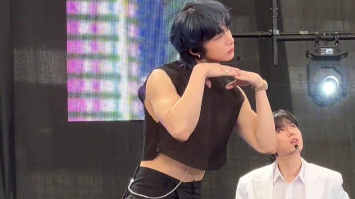 Cai Hengyuan… Kau…! Nonton Langsung Goyang Love Dive ala Napangge!