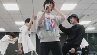 Mungkin ada lebih banyak video tentang ruang latihan semacam ini!