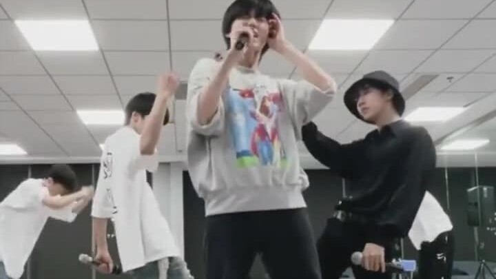 There really could be more practice room videos like this!