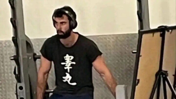 看不懂外语，但觉得很帅，就穿上了be like