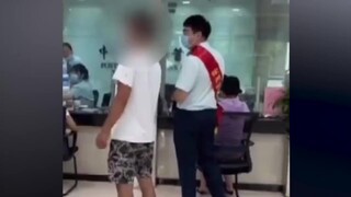 A man in Jiangsu was cut in line at a bank and questioned the staff. After the video was exposed, th