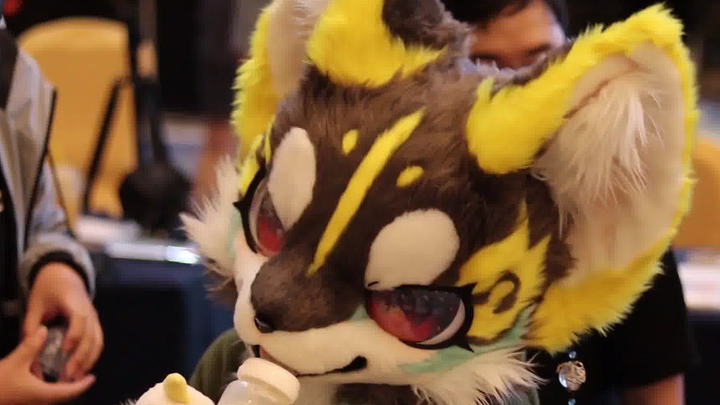 ภาพอันล้ำค่าของลู่เย่าจิ่วต้าซ่าวหน่ายกู่โข่วขณะดื่มนมหลุดออกมาแล้ว